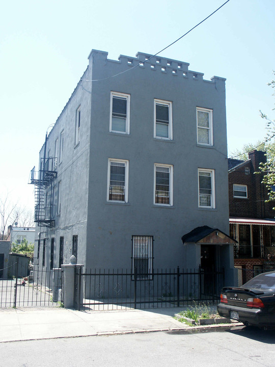 1040 E 214th St in Bronx, NY - Building Photo