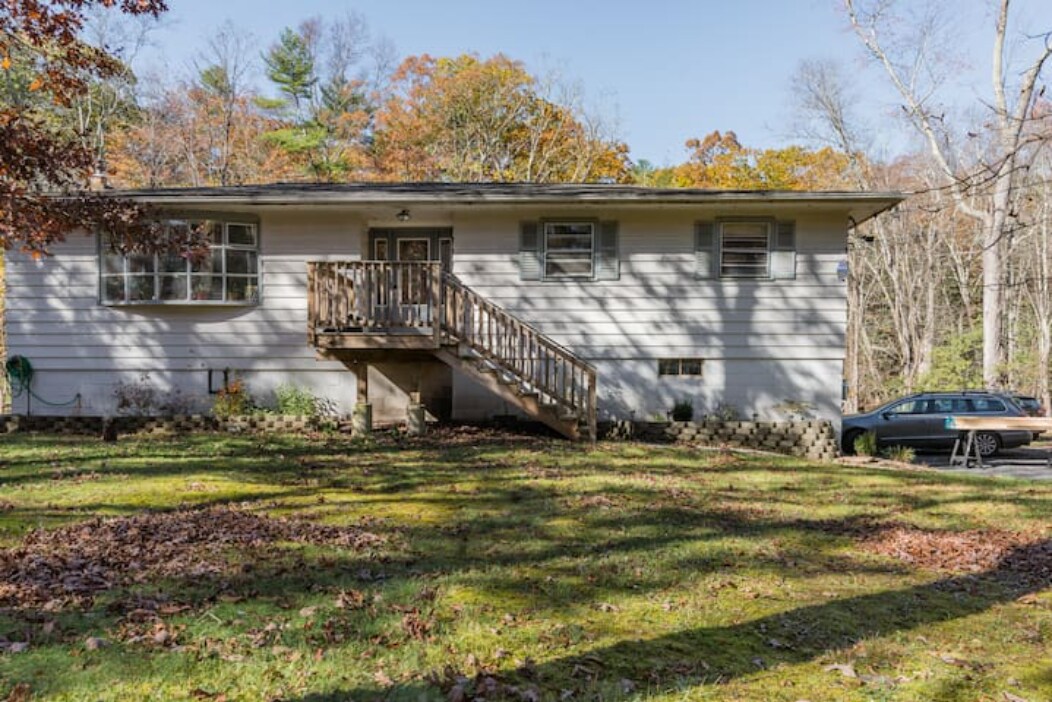 22 Whitney Dr in Woodstock, NY - Building Photo