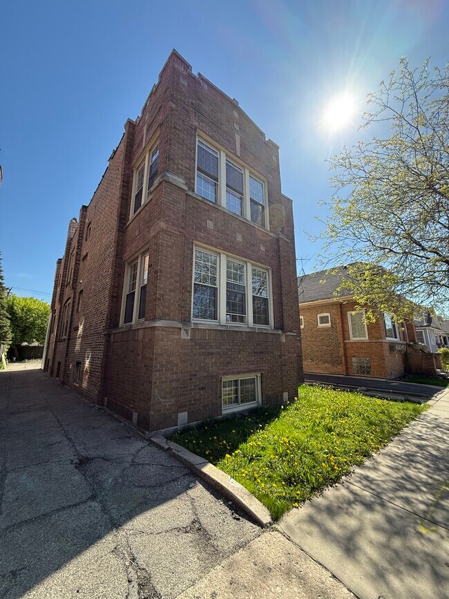4921 W Addison St, Unit 1 in Chicago, IL - Foto de edificio - Building Photo