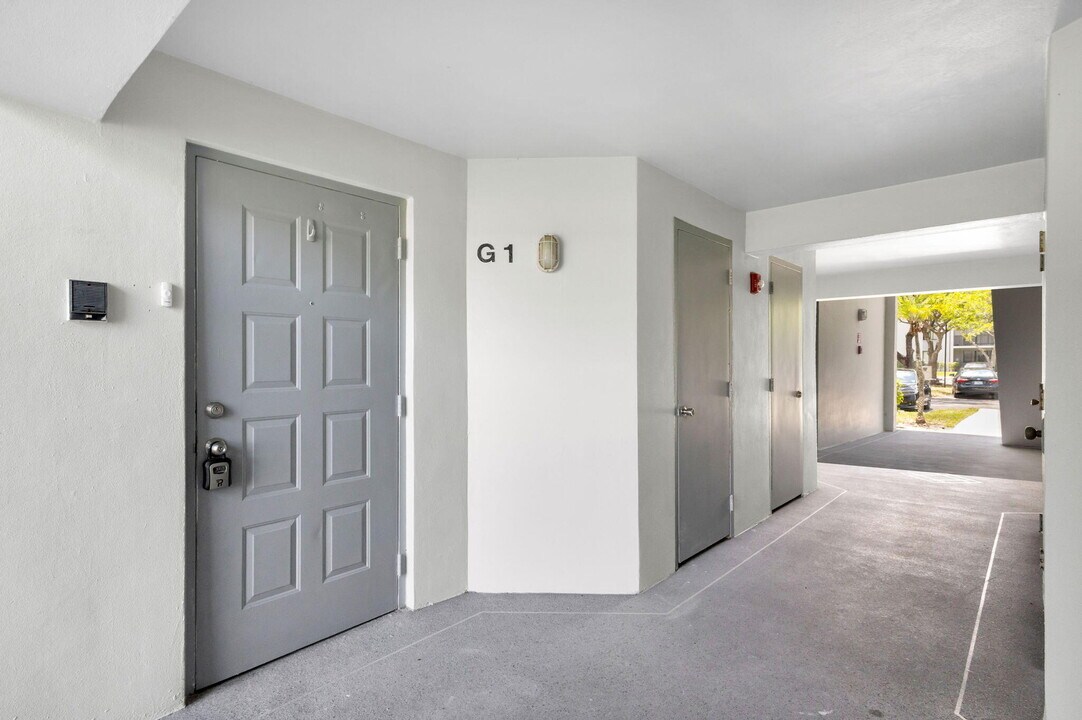 1011 Green Pine Blvd in West Palm Beach, FL - Building Photo