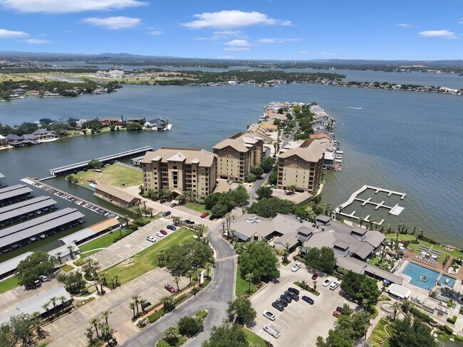 101 W Bank in Horseshoe Bay, TX - Foto de edificio - Building Photo