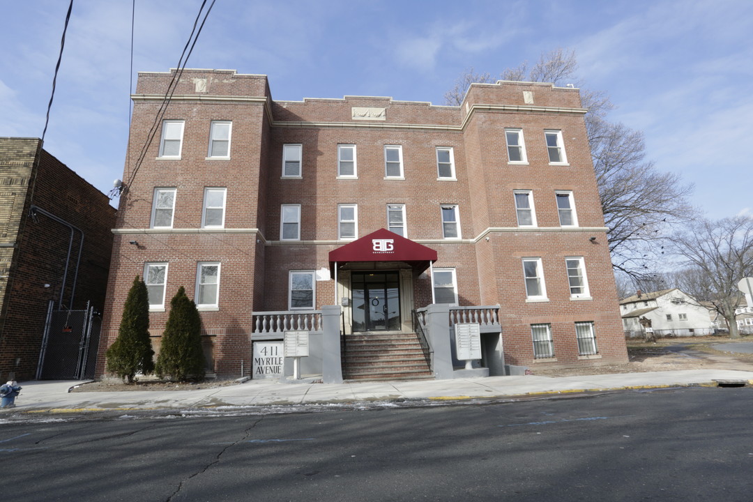 411 Myrtle Avenue in Irvington, NJ - Foto de edificio