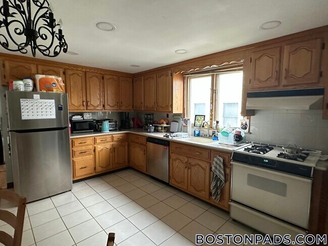11 Bowdoin St in Medford, MA - Building Photo - Building Photo