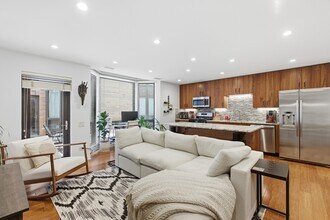 222 S Racine Ave in Chicago, IL - Building Photo - Building Photo