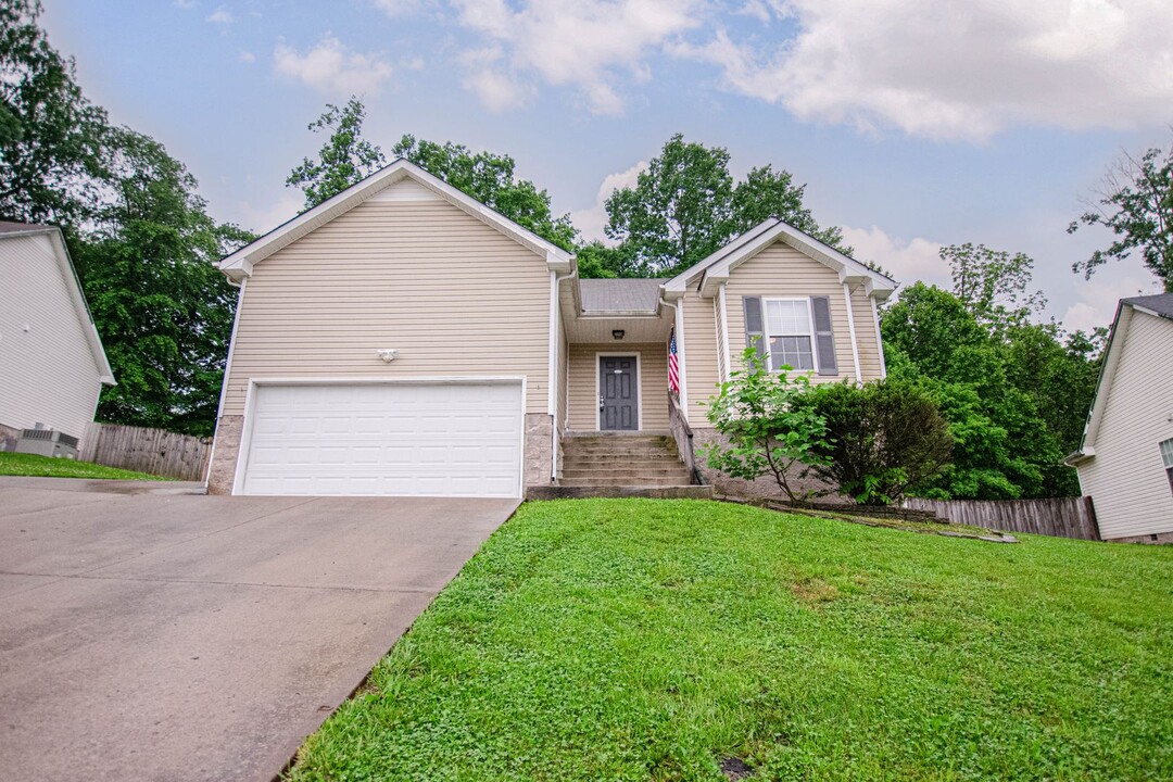 326 Chalet Cir in Clarksville, TN - Building Photo