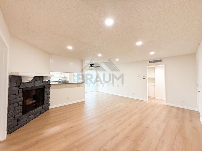 13347 Victory Blvd in Los Angeles, CA - Building Photo - Building Photo