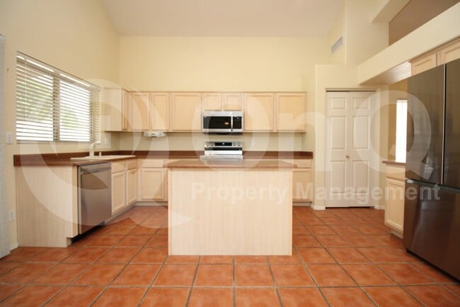 7460 W Lone Cactus Dr in Glendale, AZ - Building Photo - Building Photo