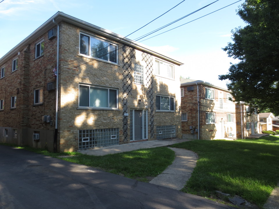 Roselawn Apartments in Cincinnati, OH - Foto de edificio