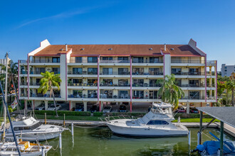 Lighthouse Harbor Marina in South Pasadena, FL - Foto de edificio - Building Photo