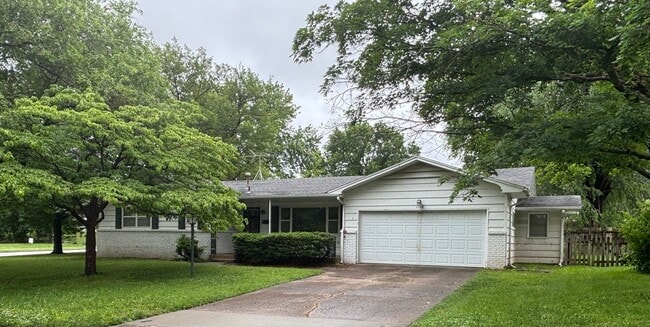 property at 1140 E Linwood Terrace