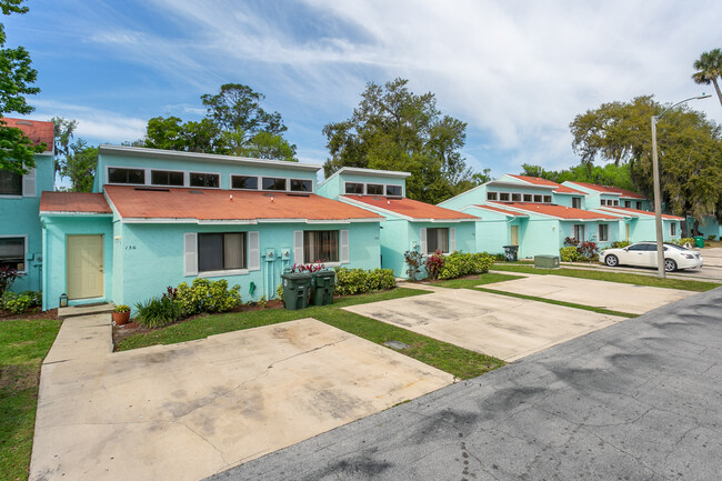 Whispering Oaks Town Homes