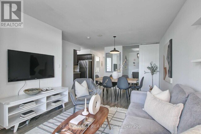 816 Lansdowne Ave in Toronto, ON - Building Photo - Building Photo