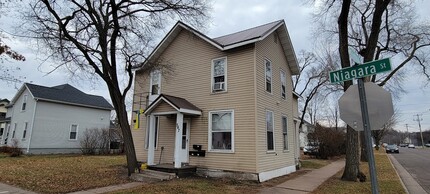 547 Niagara St in Eau Claire, WI - Foto de edificio - Building Photo