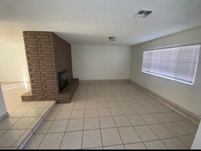 5613 Deal Dr in Las Vegas, NV - Foto de edificio - Building Photo