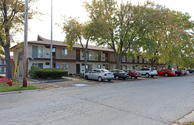 Forest Hills Apartments in Oak Forest, IL - Building Photo - Building Photo