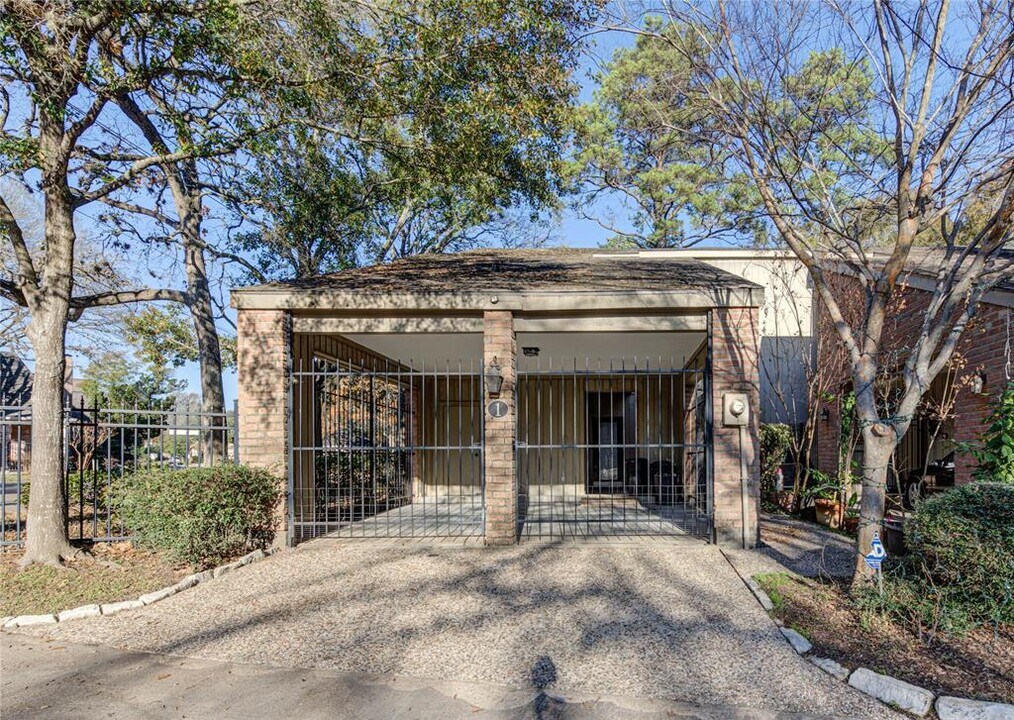 9400 Doliver Dr in Houston, TX - Building Photo