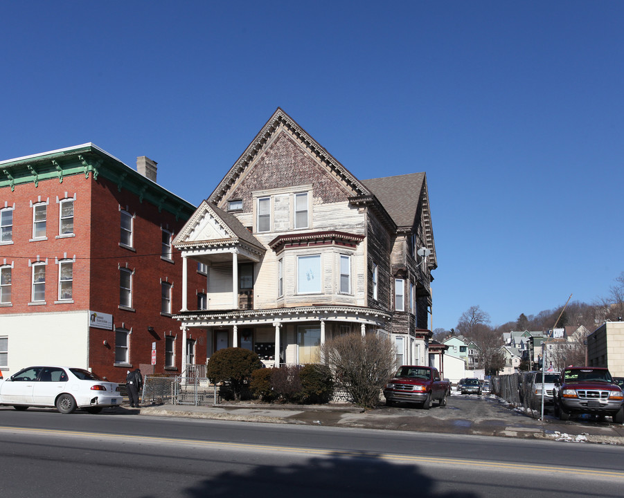 437 E Main St in Waterbury, CT - Building Photo