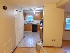 15 Center St, Unit 2 in Windsor Locks, CT - Foto de edificio - Building Photo