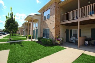 Canterbury House and Canterbury Woods in Morris, IL - Building Photo