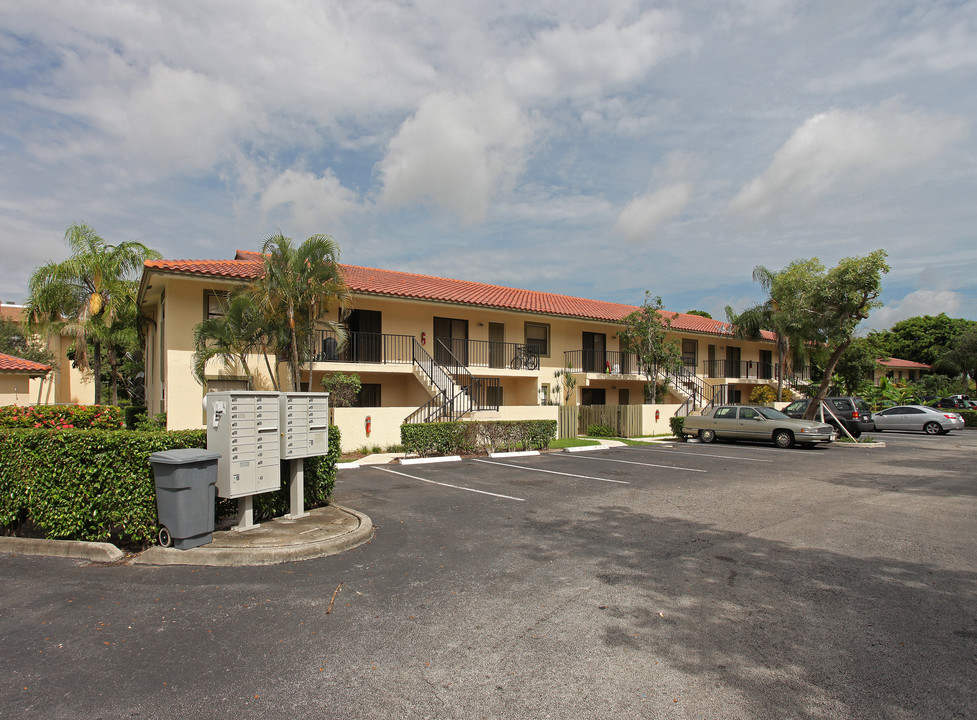 The Oakwood Apartments in Boca Raton, FL - Foto de edificio