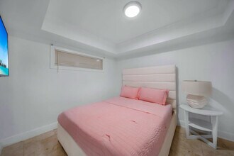 1717 N Bayshore Dr in Miami, FL - Building Photo - Building Photo