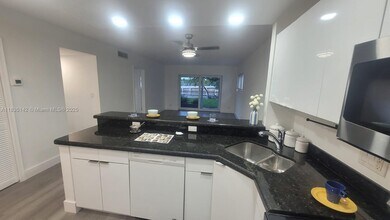 1100 Pine Dr in Pompano Beach, FL - Building Photo - Building Photo
