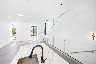 526 SW 2nd St in Miami, FL - Foto de edificio - Building Photo