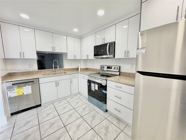 1075 Riverside Dr in Coral Springs, FL - Building Photo - Building Photo