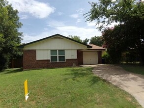 905 W Bridge St in Granbury, TX - Building Photo - Building Photo