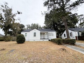 261 W 73rd St in Savannah, GA - Building Photo