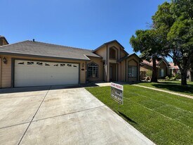 1915 Place Rd in Los Banos, CA - Building Photo