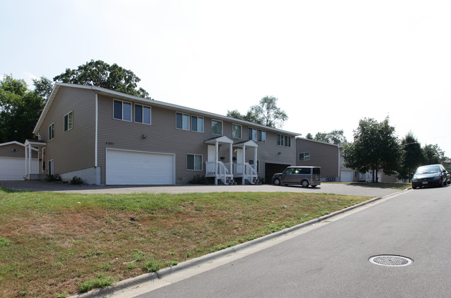 InMotion Townhomes in Columbia Heights, MN - Building Photo - Building Photo