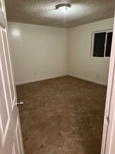 1316 Flower St, Unit B in Bakersfield, CA - Building Photo - Building Photo