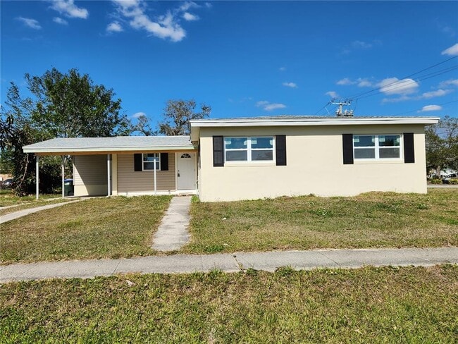 8010 Hyde Park Ave in North Port, FL - Foto de edificio - Building Photo