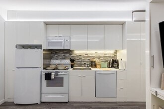 12607 Larchmere Blvd in Cleveland, OH - Building Photo - Building Photo