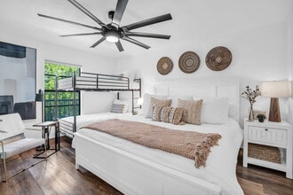 580 Neapolitan Way in Naples, FL - Building Photo - Building Photo