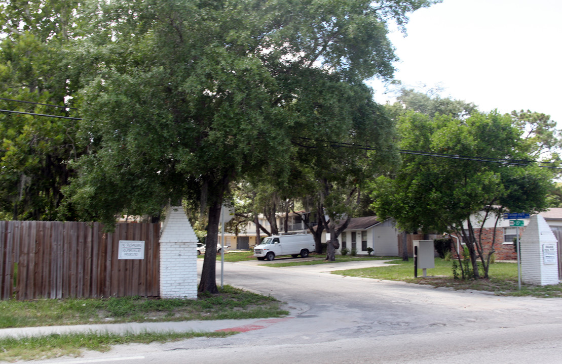 1401-1409 College Park Ln in Tampa, FL - Building Photo