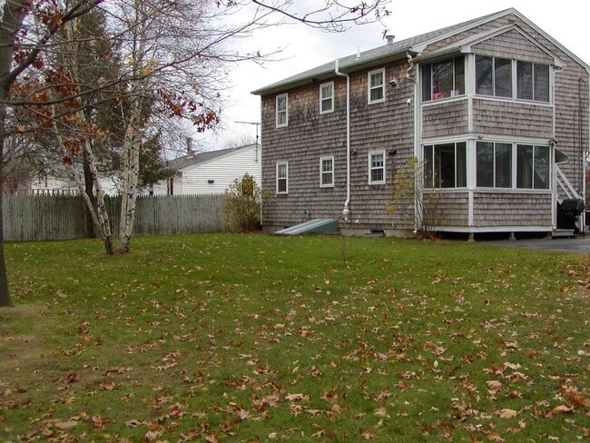 240 Elm St, Unit 240 Elm St in Warwick, RI - Building Photo - Building Photo