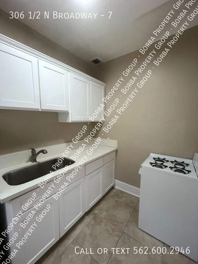 306 1/2 N Broadway in Santa Ana, CA - Building Photo - Building Photo