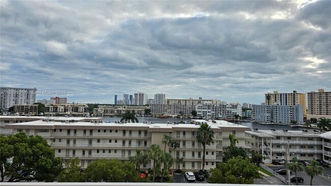 2200 E Hallandale Beach Blvd in Hallandale Beach, FL - Building Photo - Building Photo