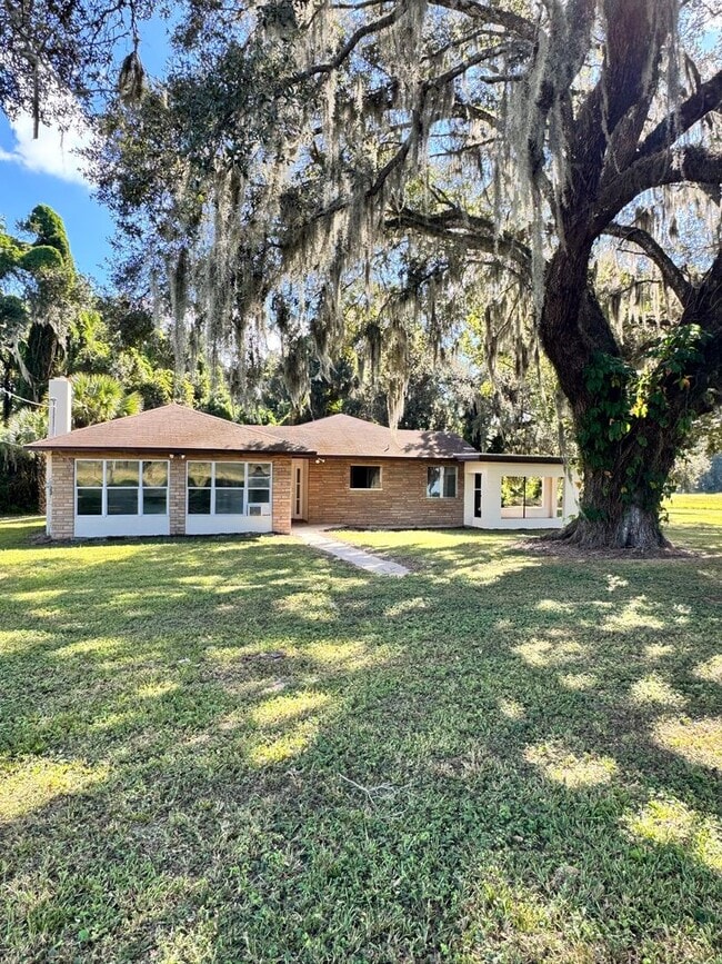 11850 Schambeau Rd in San Antonio, FL - Building Photo - Building Photo