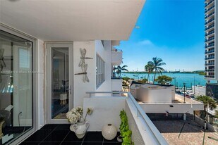 11 Island Ave in Miami Beach, FL - Building Photo