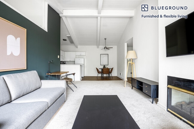 6150 Canterbury Dr in Culver City, CA - Building Photo - Building Photo