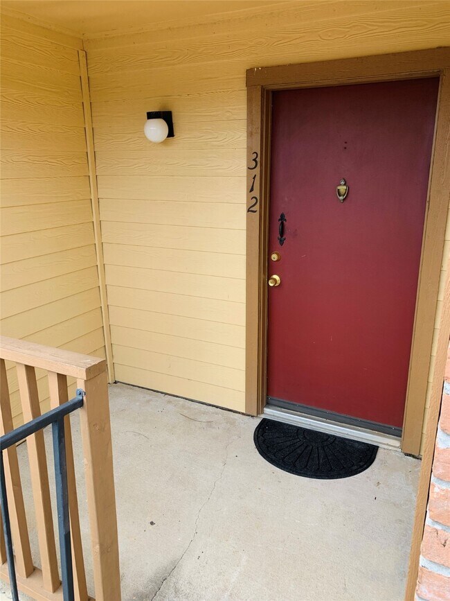 16111 Aspenglenn Dr in Houston, TX - Building Photo - Building Photo
