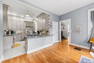 2106 Kemper Ln in Cincinnati, OH - Building Photo - Building Photo