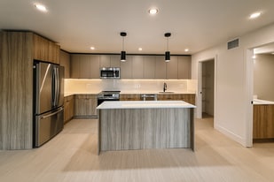 Village Crossing in West Palm Beach, FL - Building Photo