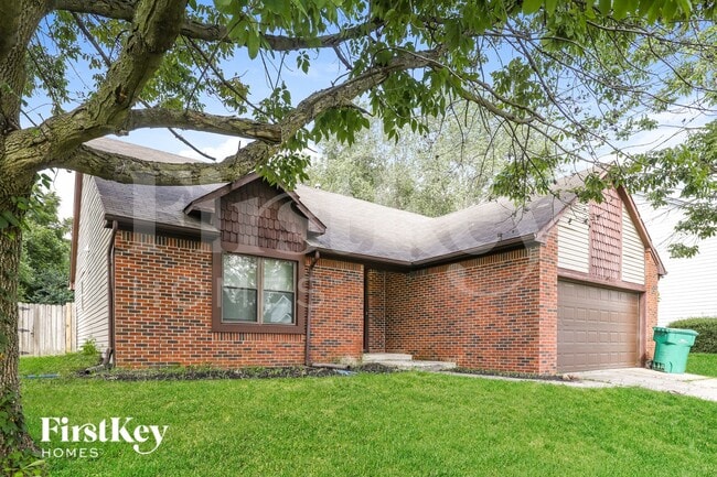 6824 Oak Lake Dr, Unit 149 in Indianapolis, IN - Foto de edificio - Building Photo