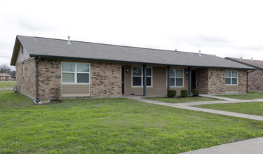 Village of Kaufman in Kaufman, TX - Foto de edificio - Building Photo