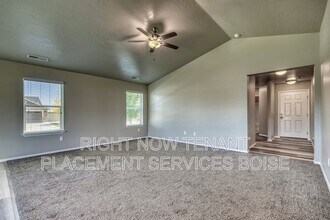 8148 S Red Shine Ave in Boise, ID - Building Photo - Building Photo