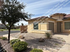 700 E Indian Wells Pl in Chandler, AZ - Building Photo - Building Photo